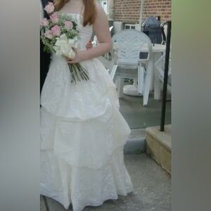 Like new Jessica Mclintock cream colored strapless rosette prom dress